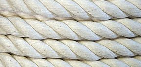 Assembler en les tordant deux ou plusieurs fils ou cordes pour en faire un cable ou un cordage